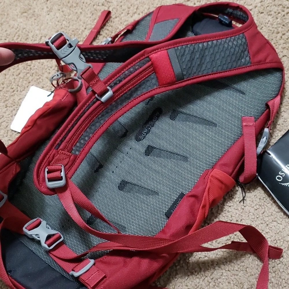 Osprey Cosmic Red Daylite Backpack 13 L NEW NWT $60 - Picture 6 of 9
